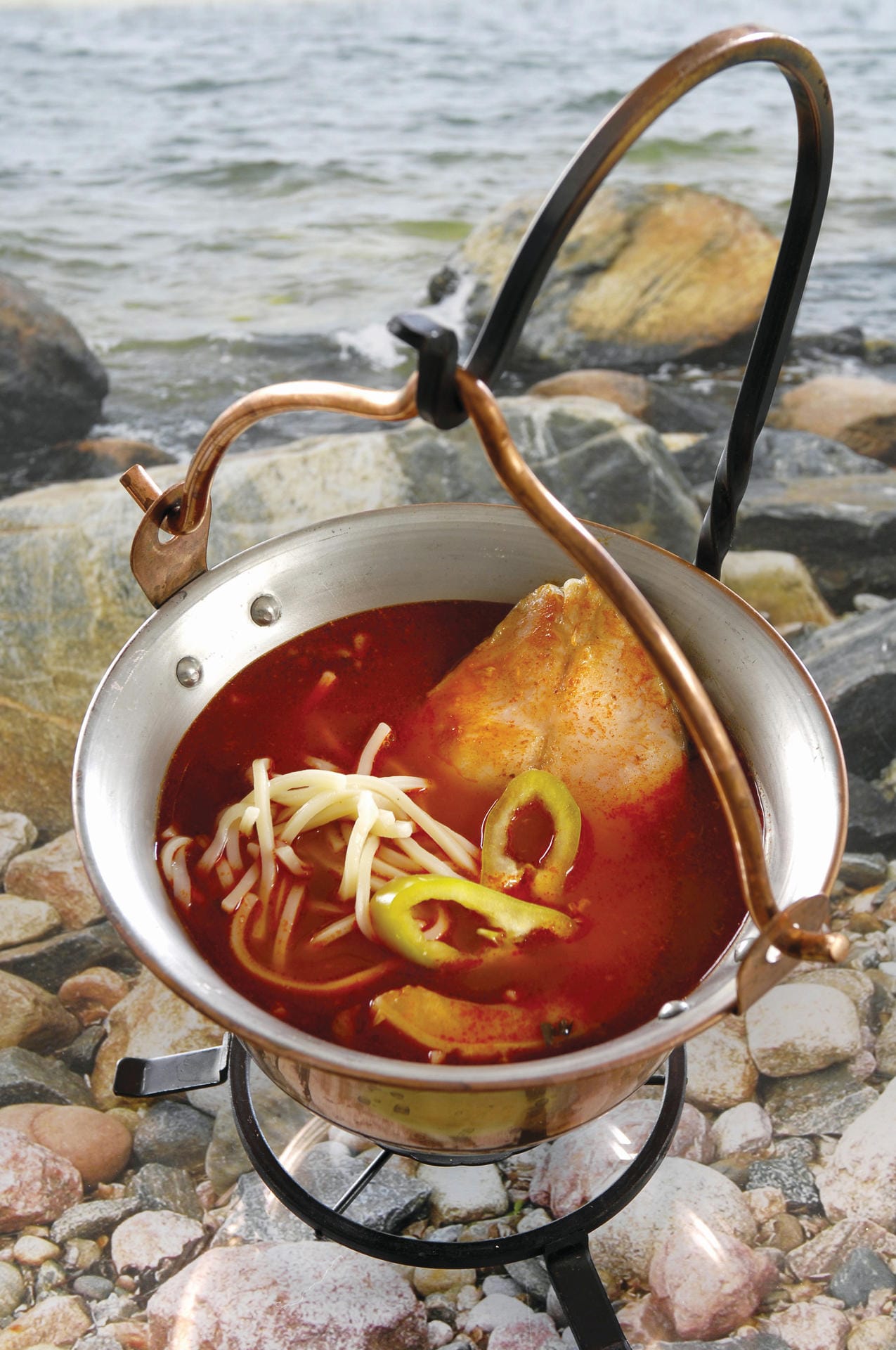 Fischsuppe zählt ebenfals zu den ungarischen Nationalgerichten. Grundlage dafür sind Süßwasserfische wie Karpfen oder Wels.
