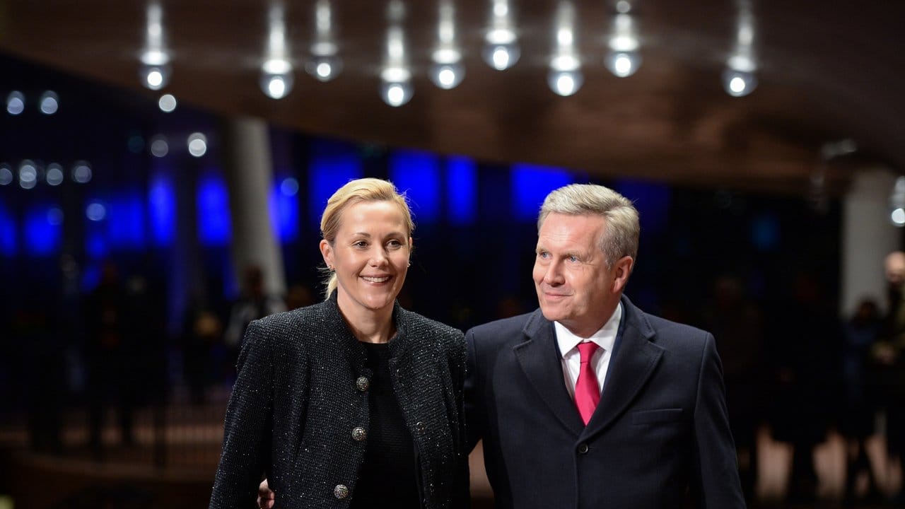 Der frühere Bundespräsident Christian Wulff und seine Frau Bettina nehmen an der Eröffnung der Elbphilharmonie teil.