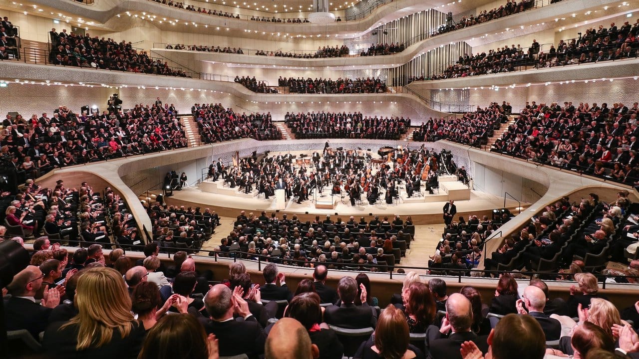 Die Elbphilharmonie ist mit einem Festakt und Konzert eröffnet worden. Die Elbphilharmonie ist mit einem Festakt und Konzert eröffnet worden.
