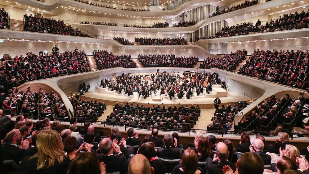 Die Elbphilharmonie ist mit einem Festakt und Konzert eröffnet worden.