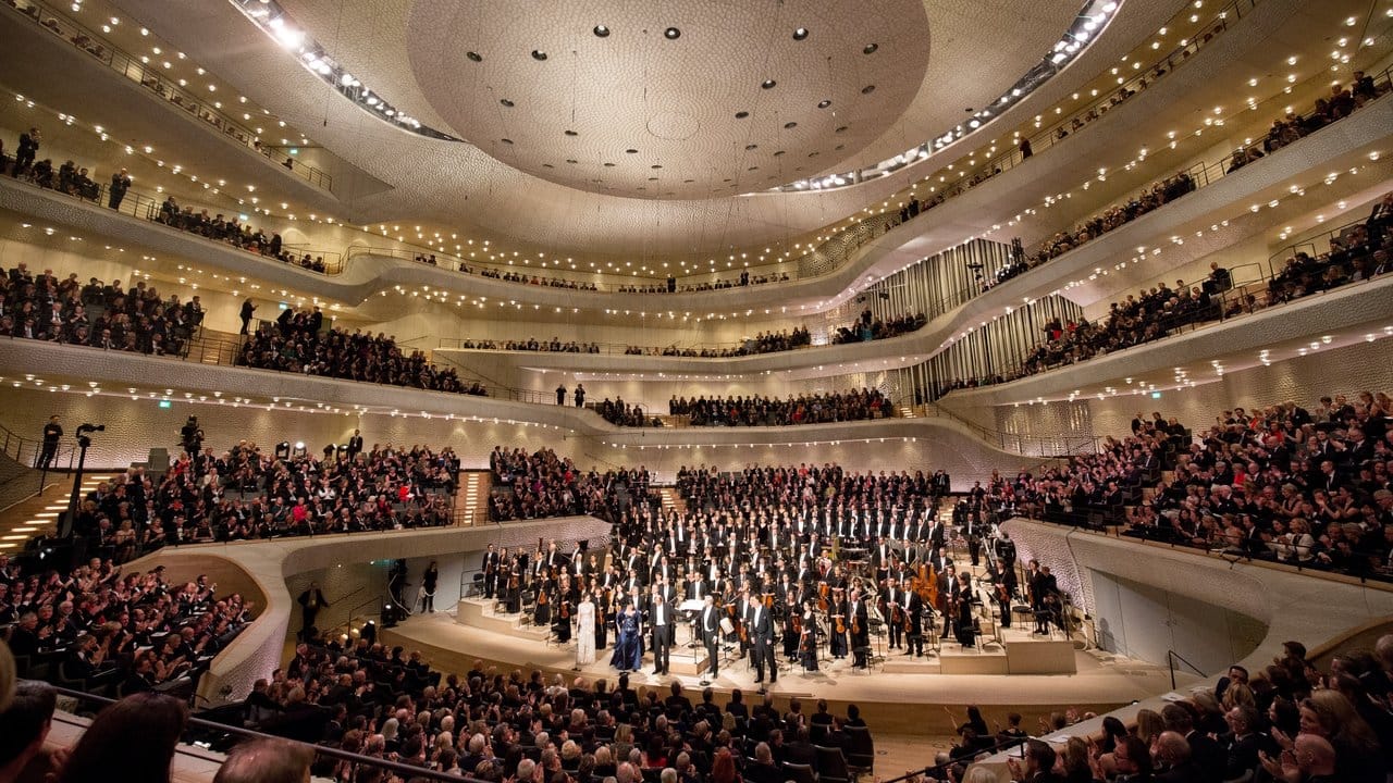 Dirigent Thomas Hengelbrock und das NDR Elbphilharmonie Orchester nehmen den Applaus entgegen.