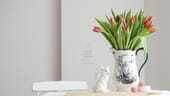 Rosa Tulpen sind zur Osterzeit eine perfekte Wahl für die florale Tischdeko.