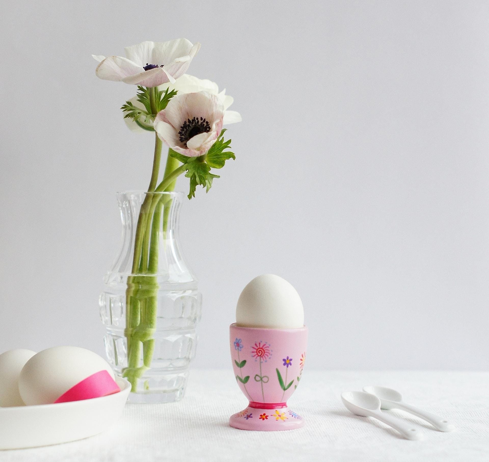 Pozellanhasen, Glitzereier, rosa Eierbecher und erlesener Blumenschmuck: So schön kann das Osterfrühstück sein.