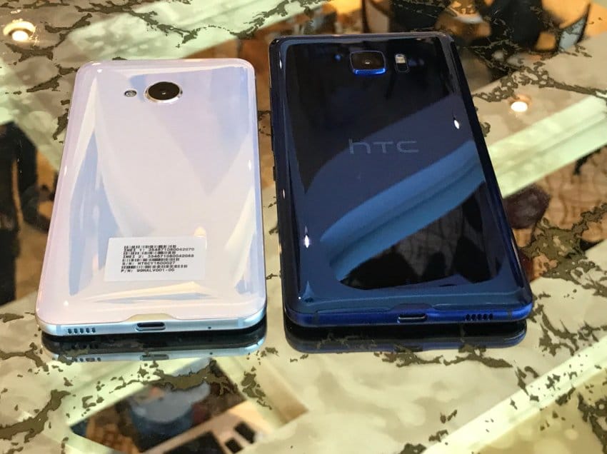 Als Liquid Surface bezeichnet HTC das neue Material.