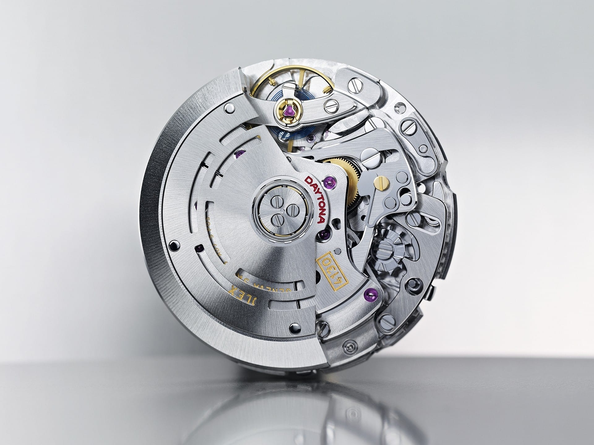Schwer zu fälschen, schwierig zu beurteilen: Das Uhrwerk, wie hier vom Rolex Daytona Cosmograph, lässt sich nur begutachten, wenn ein Fachmann die Uhr öffnet. Im Laden ist das sehr schwierig, beim Online-Kauf unmöglich.