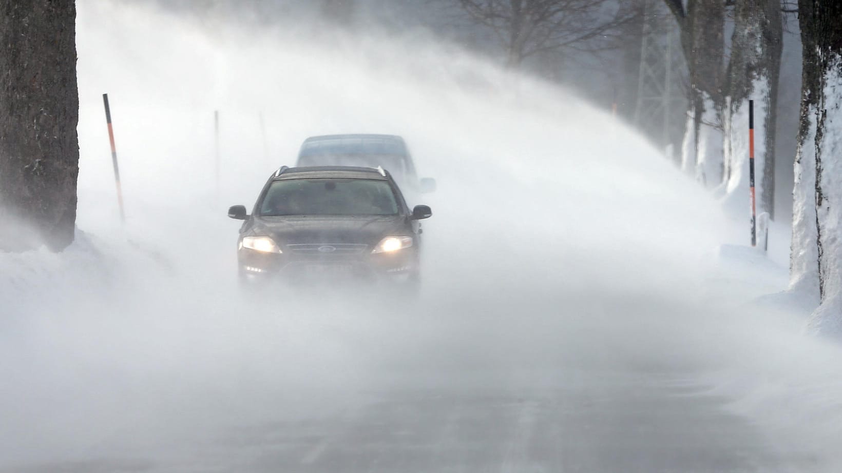 Starker Wind und Schneetreiben: Autofahrer müssen sehr vorsichtig fahren.