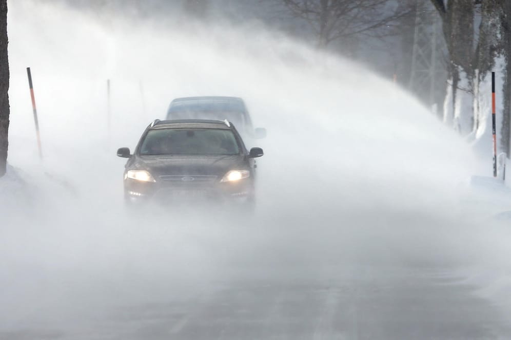 Starker Wind und Schneetreiben: Autofahrer müssen sehr vorsichtig fahren.
