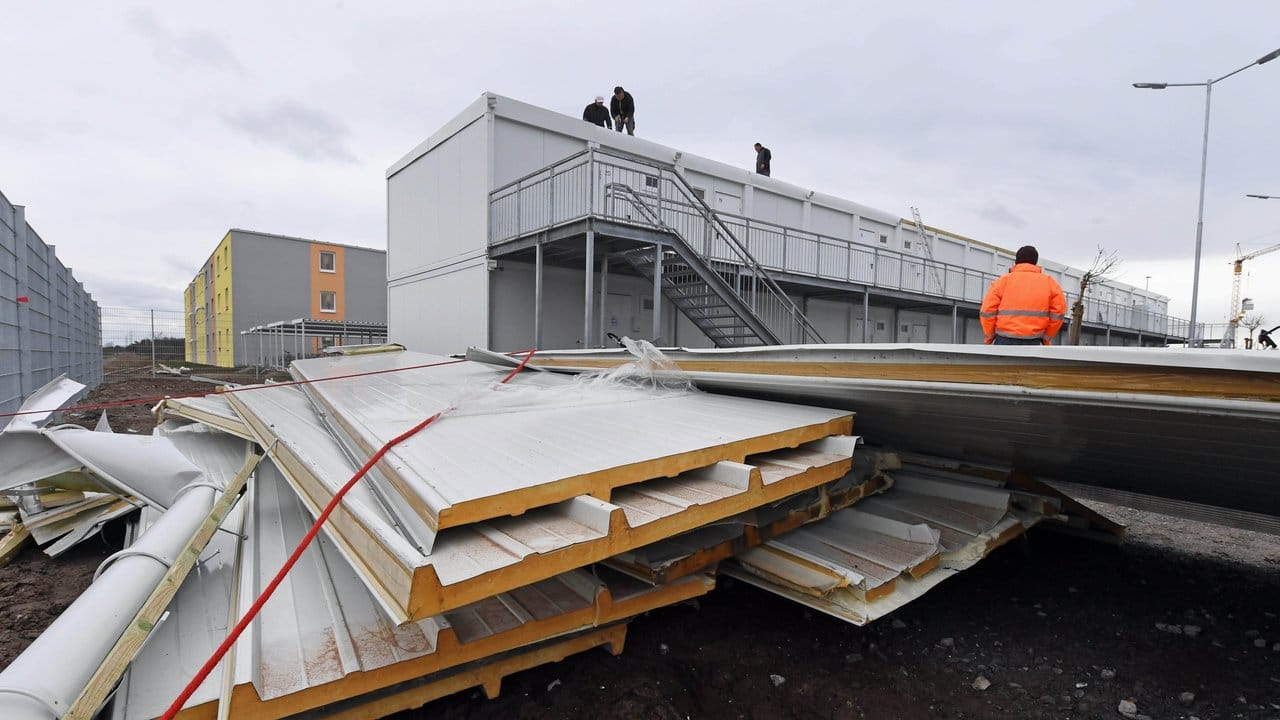 In Waghäusel im Kreis Karlsruhe deckte der Sturm das Dach einer Containersiedlung für Flüchtlinge ab.