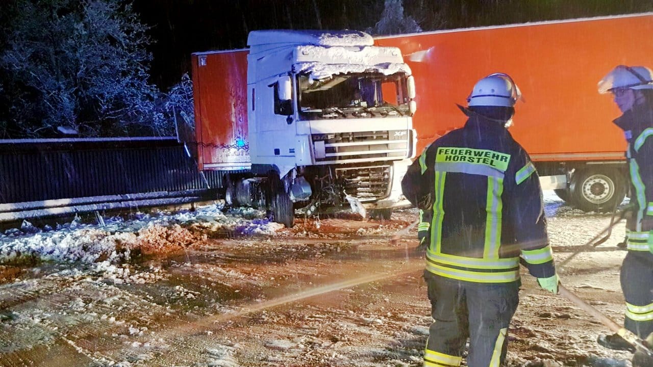 Ein Lastwagen ist auf der A30 bei Hörstel (Nordrhein-Westfalen) auf glatter Fahrbahn verunglückt.