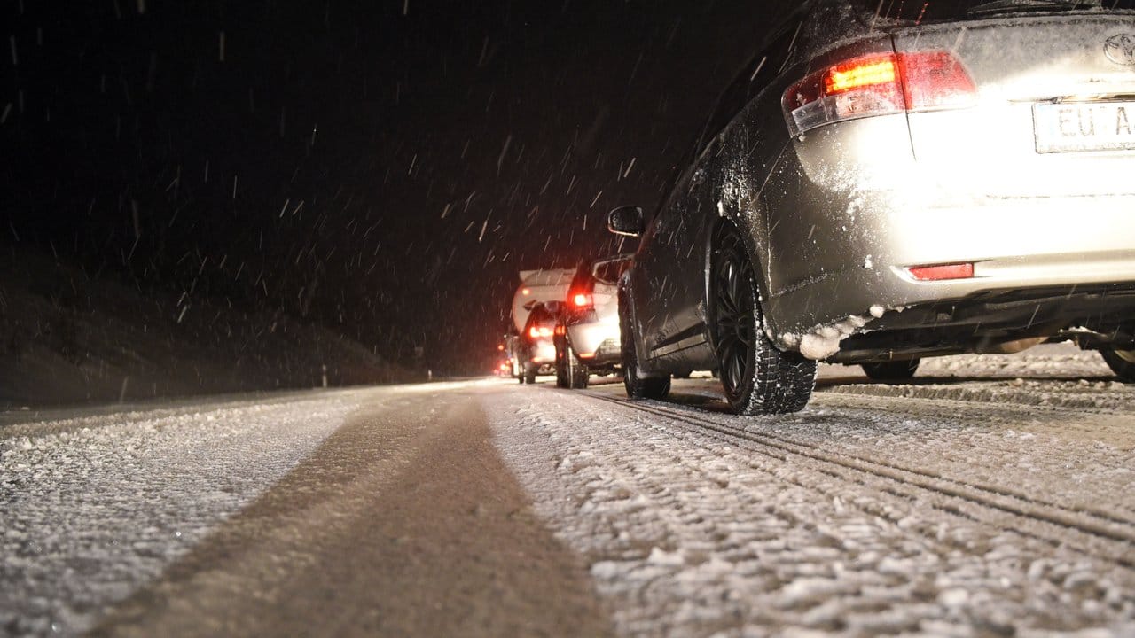 Stau auf der A1 in der Nähe von Blankenheim (NRW).