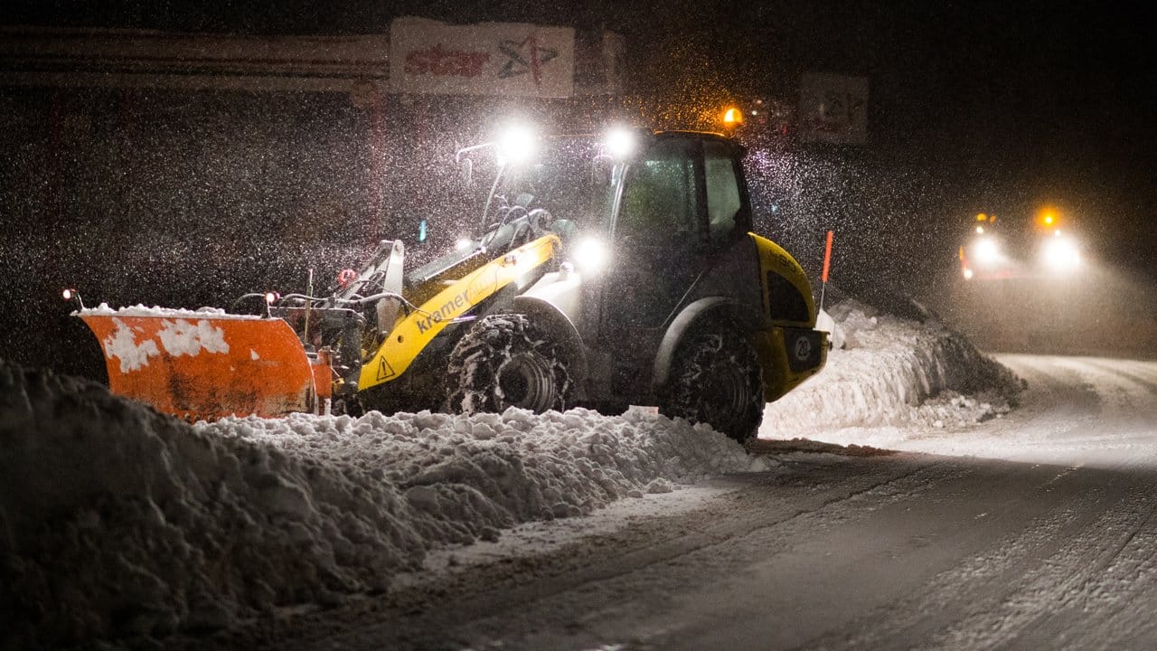 Winterdienstfahrzeuge sind am in Braunlage im Oberharz unterwegs.