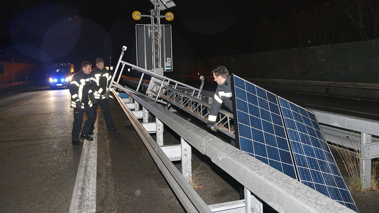 Feuerwehrkräfte bergen bei Heidelberg einen Mast mit Solarzellen.