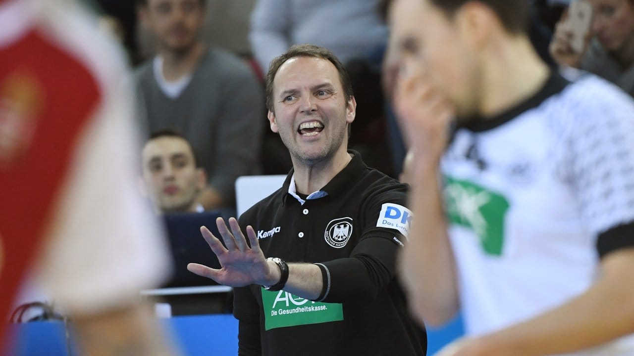 Bundestrainer Dagur Sigurdsson gibt am Spielfeldrand Anweisungen.