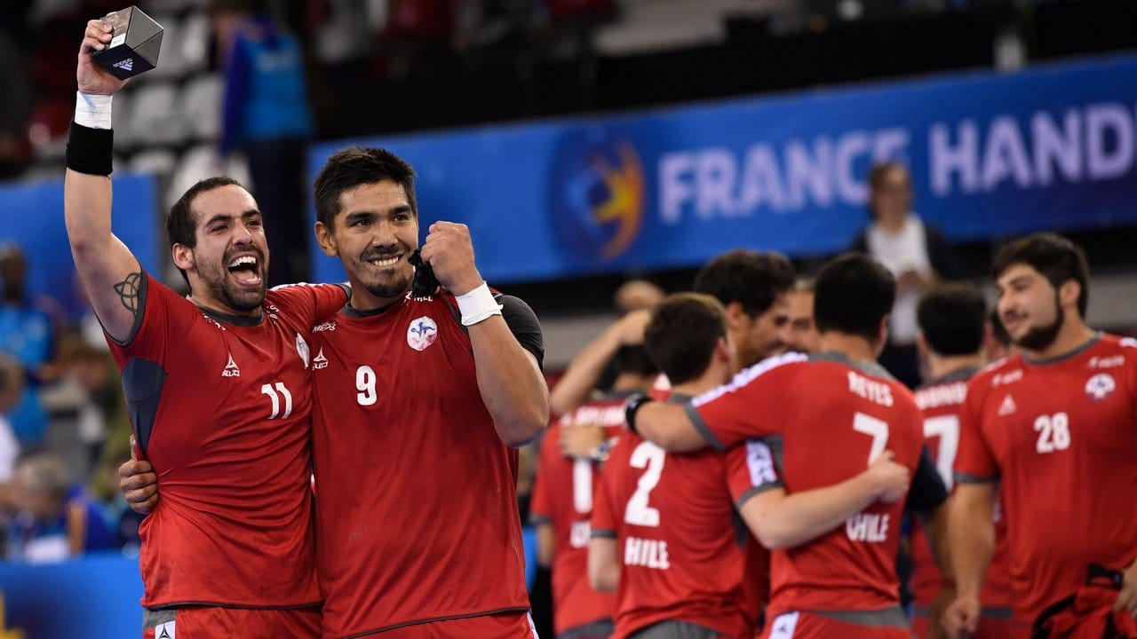 Die Chilenen feiern ihren Sieg über Weißrussland zum Auftakt bei der WM.
