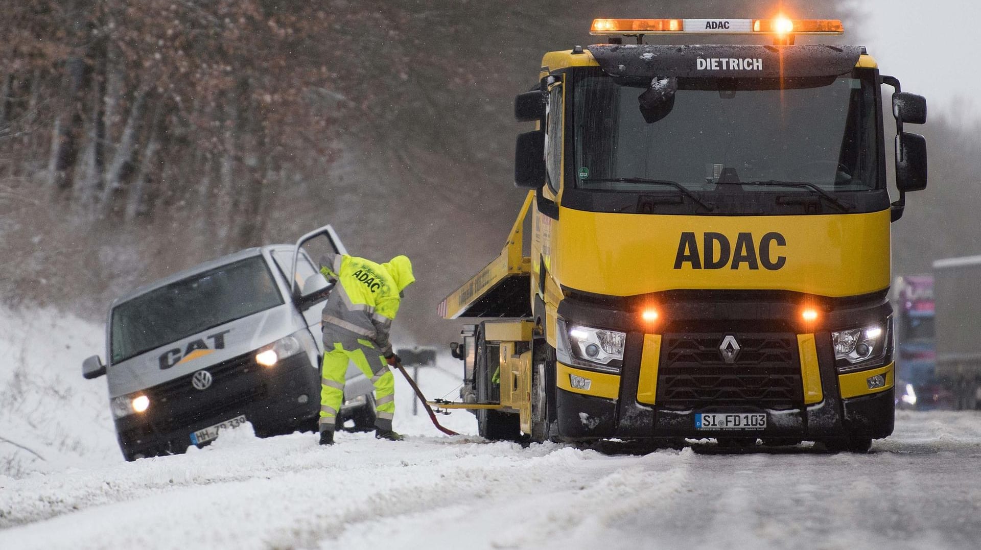 Neuer Schnee und Glatteisgefahr machen den Autofahrern auch am Wochenende zu schaffen. Neuer Schnee und Glatteisgefahr machen den Autofahrern auch am Wochenende zu schaffen.