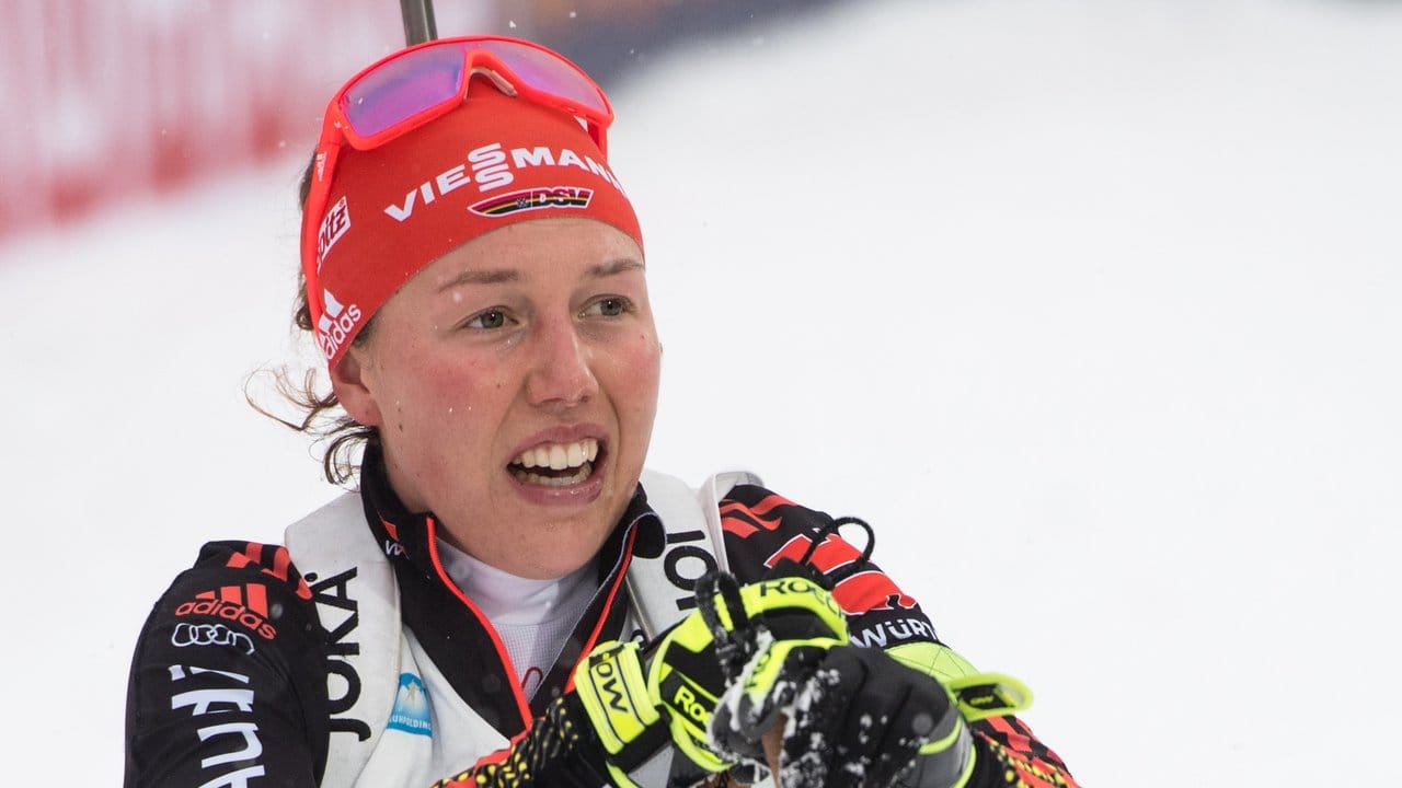 Laura Dahlmeier steht beim Biathlon-Weltcup in der ChiemgauArena in Ruhpolding im Ziel.