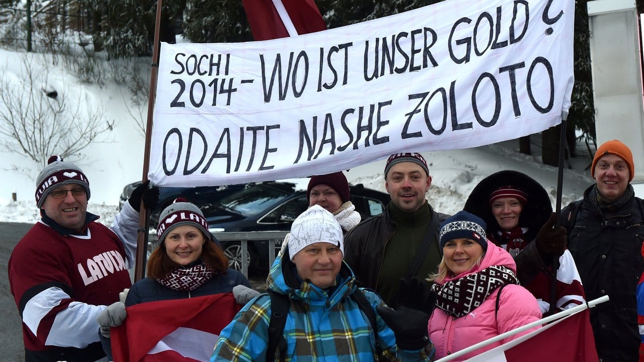 Lettische Fans protestieren in Winterberg.