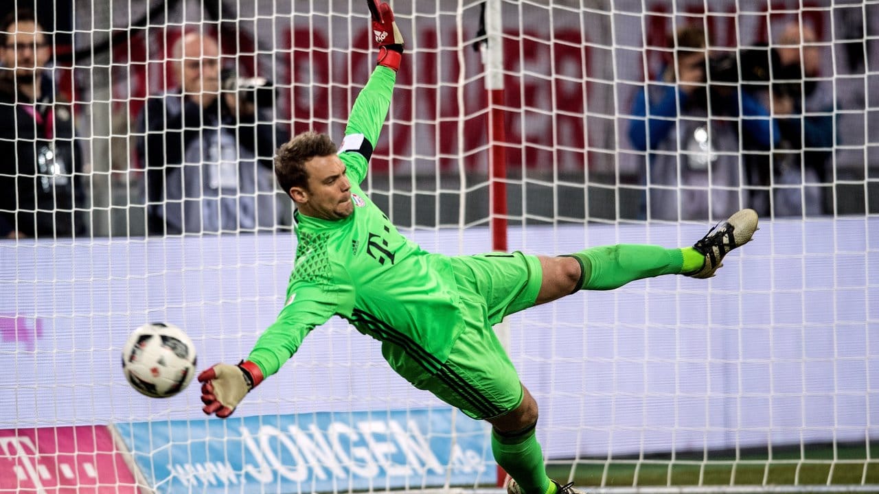 Bayerns Torwart Manuel Neuer pariert im Halbfinale einen Elfmeter. Bayerns Torwart Manuel Neuer pariert im Halbfinale einen Elfmeter.