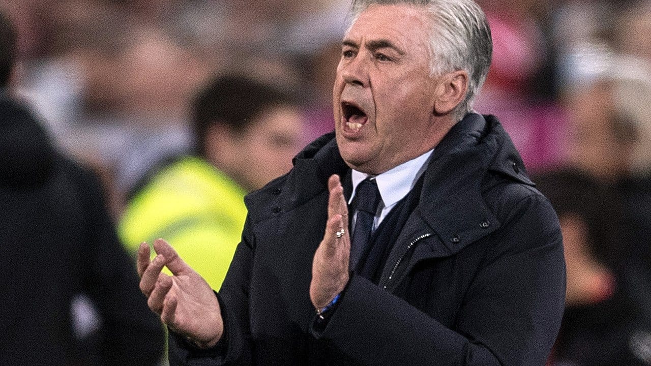 Bayerns Trainer Carlo Ancelotti feuert sein Team an. Bayerns Trainer Carlo Ancelotti feuert sein Team an.