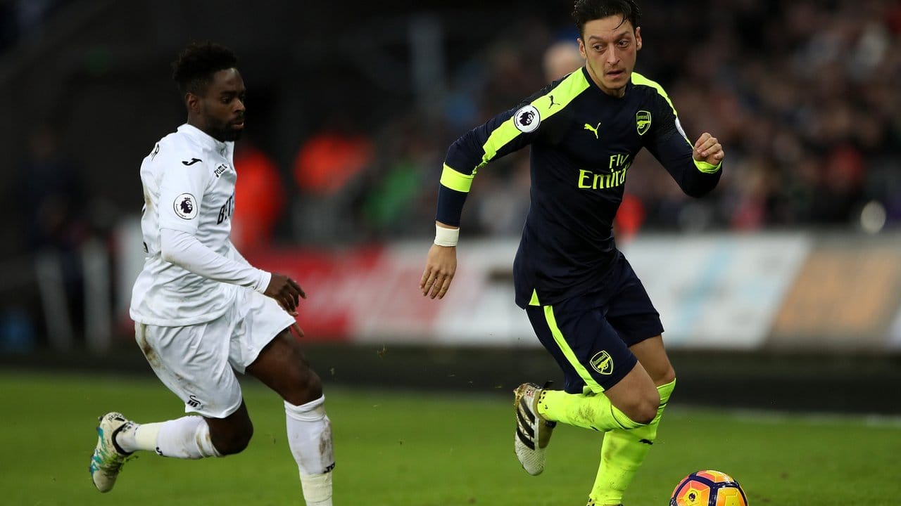 Mesut Özil (r) Özil stand gegen Swansea nach überstandener Grippe erstmals seit Weihnachten wieder auf dem Platz.