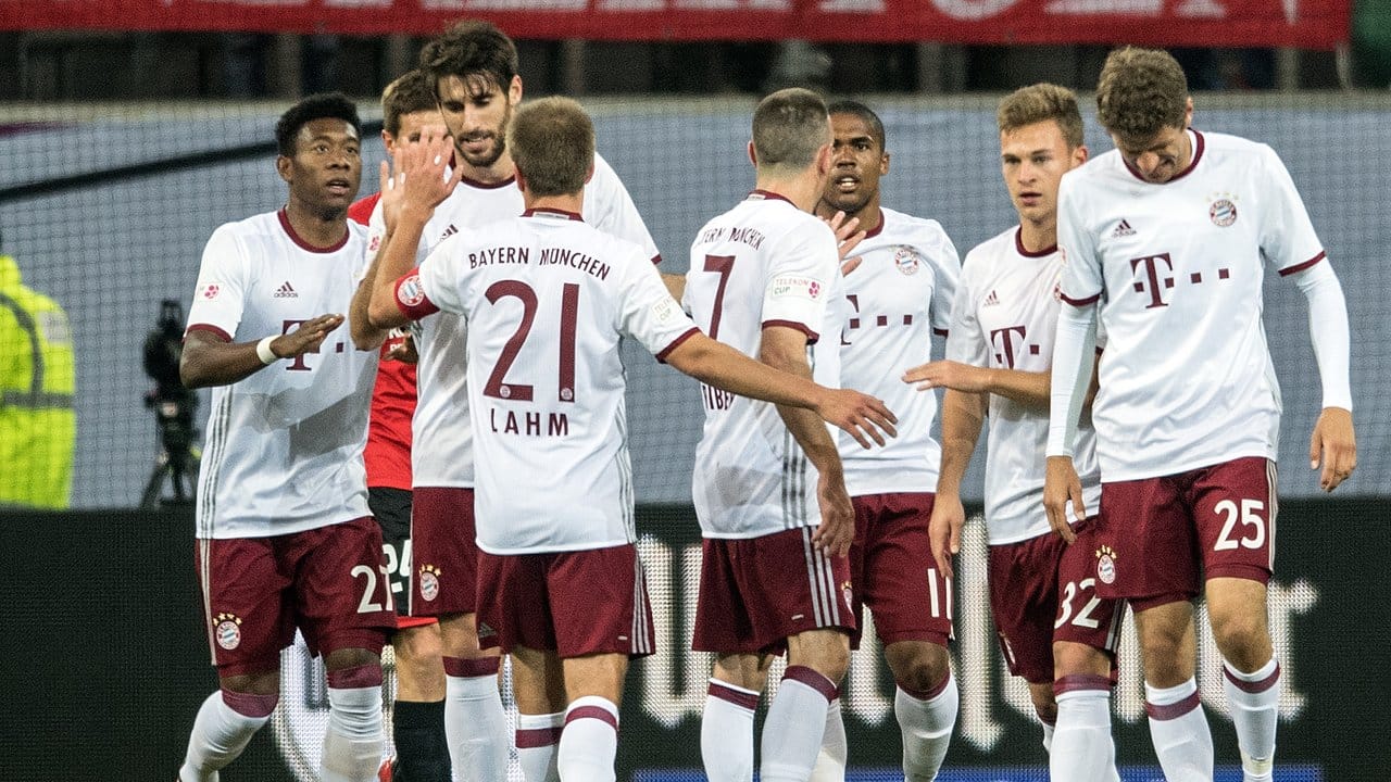 Die Bayern-Spieler feiern das 2:1 von Javier Martinez. Die Bayern-Spieler feiern das 2:1 von Javier Martinez.