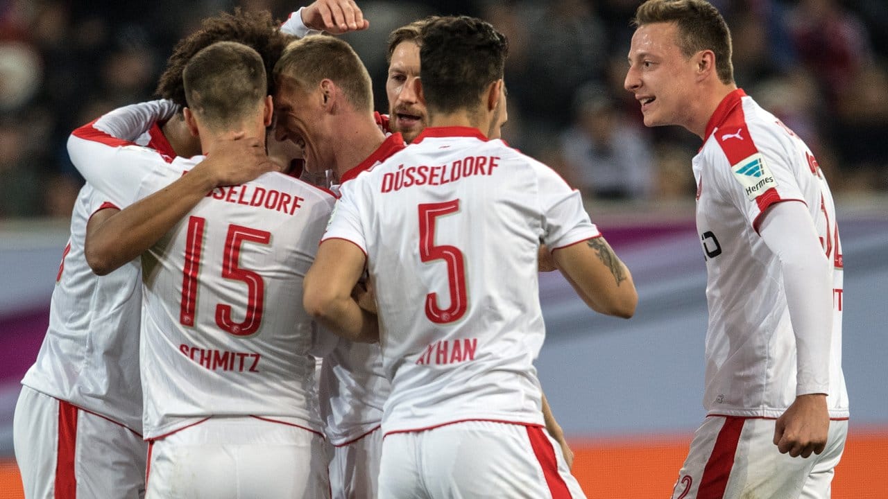 Die Düsseldorfer feiern das 2:0 gegen Borussia Mönchengladbach. Die Düsseldorfer feiern das 2:0 gegen Borussia Mönchengladbach.