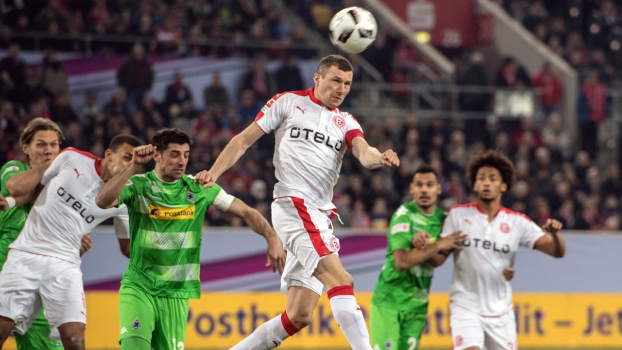 Im Spiel um den dritten Platz spielt Düsseldorfs Oliver Fink den Ball. Im Spiel um den dritten Platz spielt Düsseldorfs Oliver Fink den Ball.