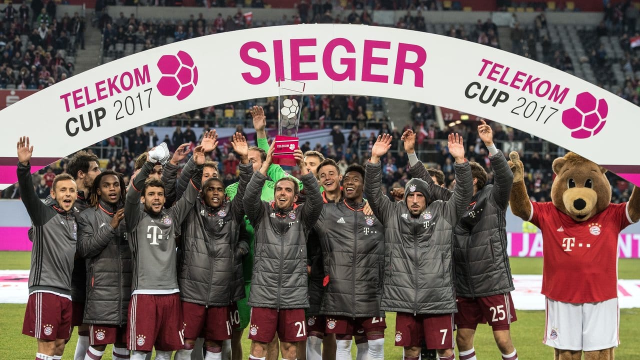 Bayerns Spieler feiern den Telekom Cup. Bayerns Spieler feiern den Telekom Cup.