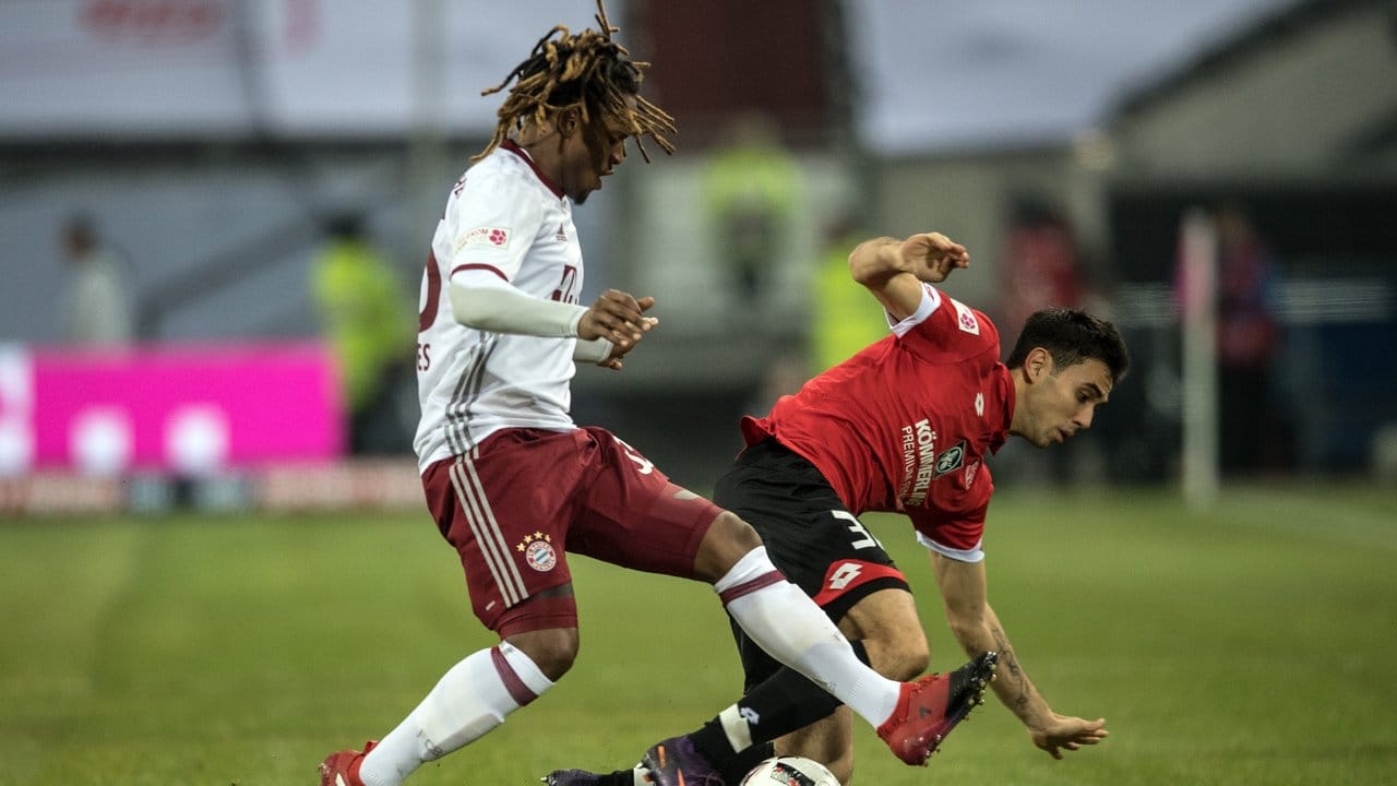 Bayerns Renato Sanches und der Mainzer Gerrit Holtmann kämpfen um den Ball. Bayerns Renato Sanches und der Mainzer Gerrit Holtmann kämpfen um den Ball.