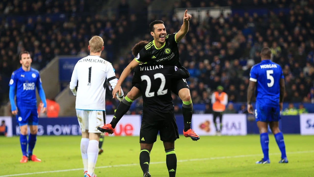 Chelseas Pedro bejubelt zusammen mit seinem Mannschaftskollegen Willian sein Tor zum 3:0.