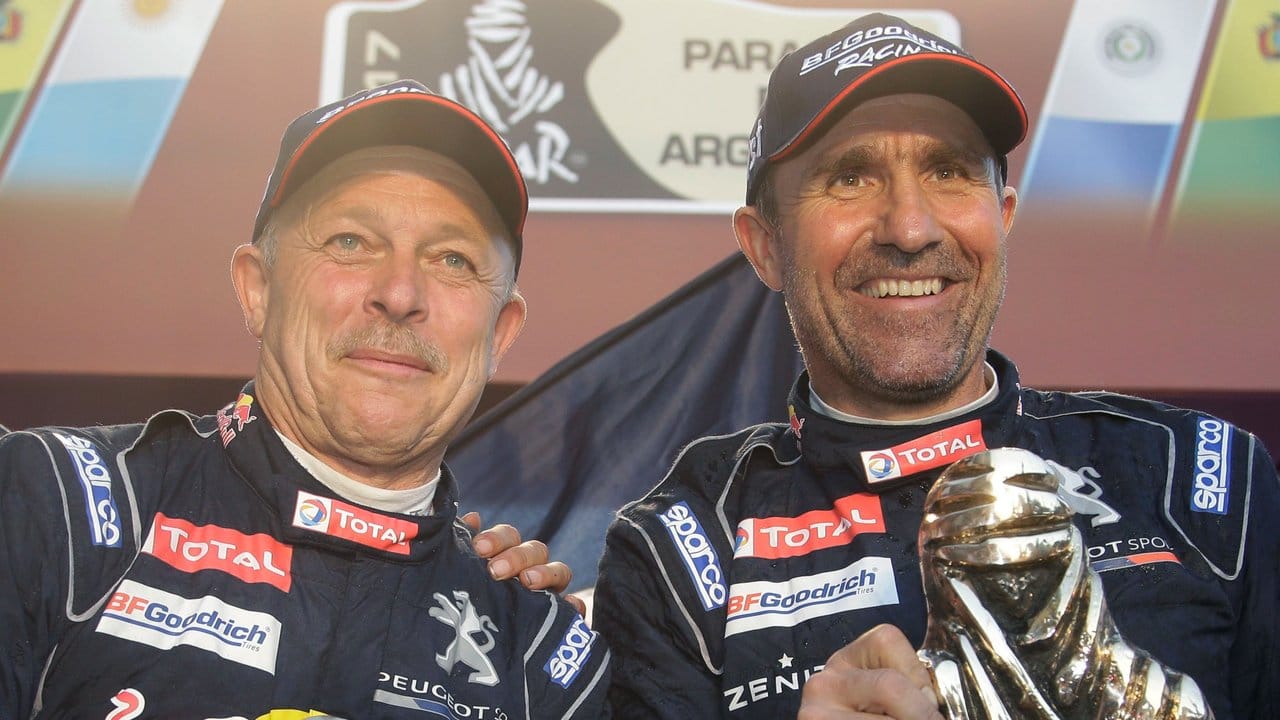 Peugeot-Pilot Stephane Peterhansel (r) feiert mit seinem Co-Piloten Jean Paul Cottret den Sieg bei der Rallye Dakar.