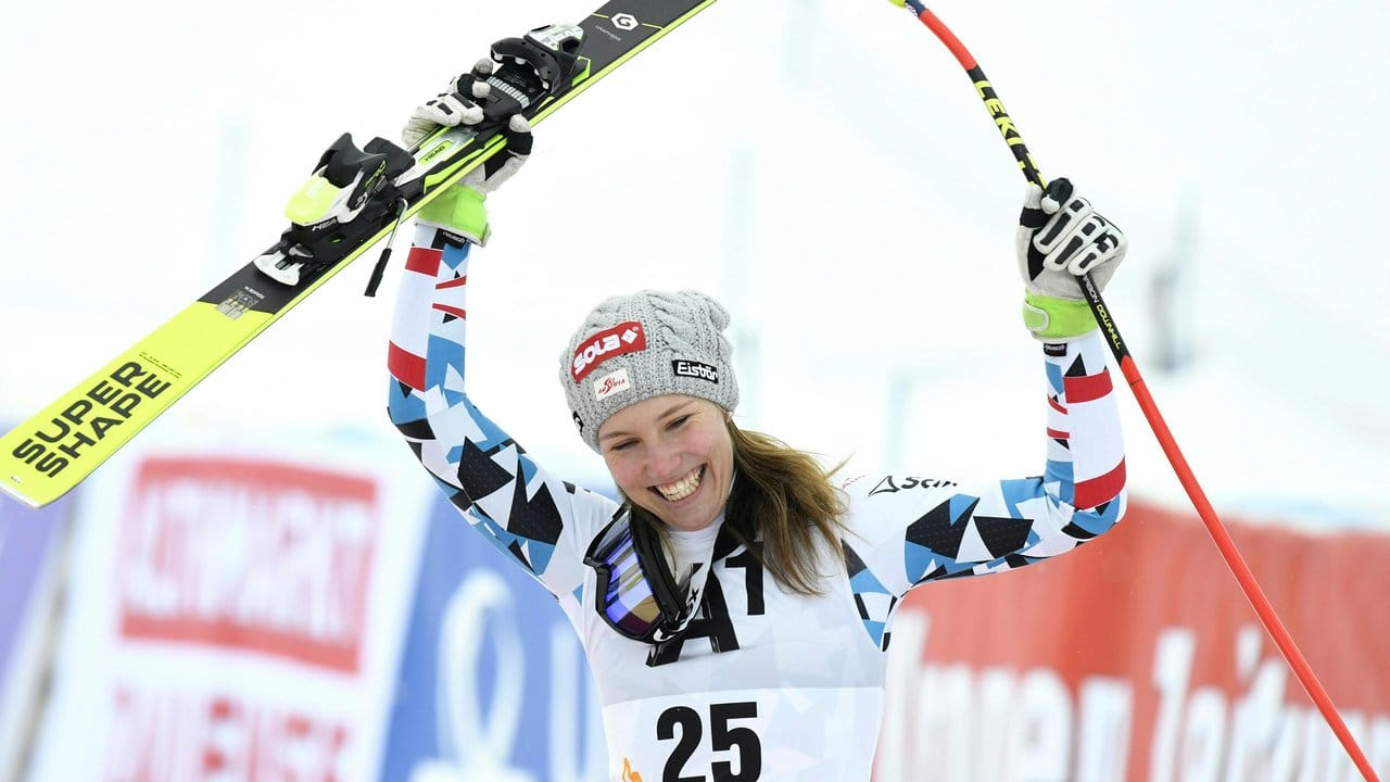 Die Österreicherin Christine Scheyer jubelt nach ihrem Sieg bei der Abfahrt.