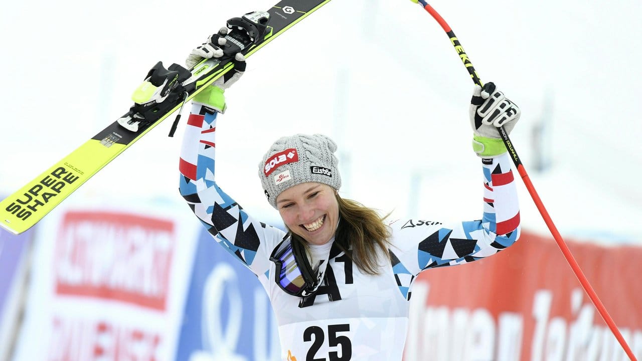 Die Österreicherin Christine Scheyer jubelt nach ihrem Sieg bei der Abfahrt. Die Österreicherin Christine Scheyer jubelt nach ihrem Sieg bei der Abfahrt.