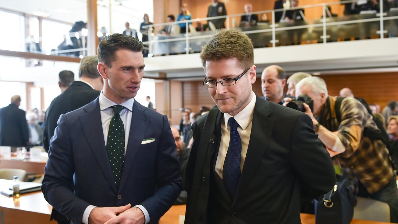 Der NPD-Parteivorsitzende Frank Franz (l) und Anwalt Peter Richter beim Bundesverfassungsgericht. Der NPD-Parteivorsitzende Frank Franz (l) und Anwalt Peter Richter beim Bundesverfassungsgericht.