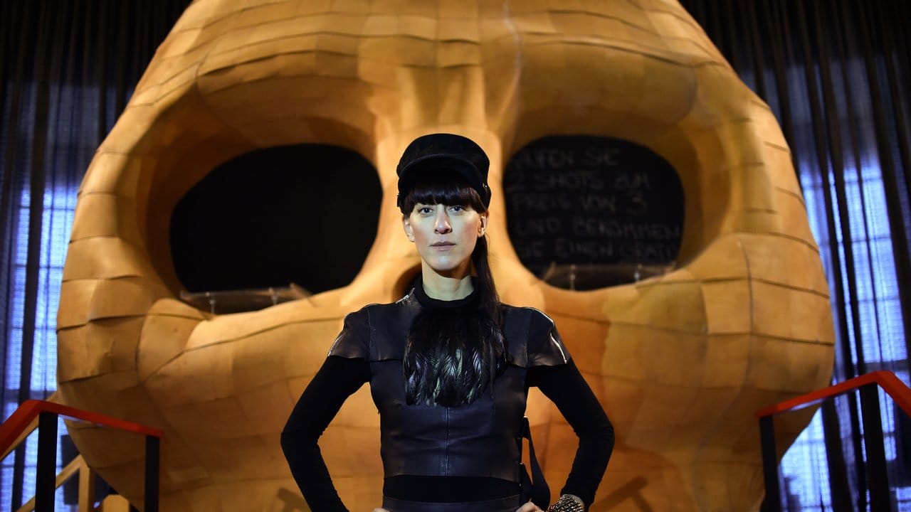Aufwendig inszeniert: Die Berliner Designerin Esther Perbandt präsentiert ihre Kollektionen in der Volksbühne. Aufwendig inszeniert: Die Berliner Designerin Esther Perbandt präsentiert ihre Kollektionen in der Volksbühne.