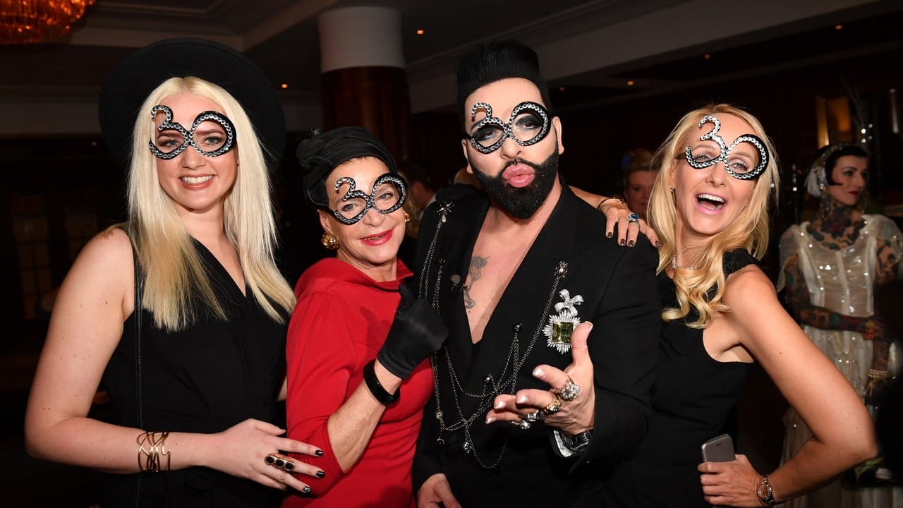 Sarah Knappik (l-r), Barbara Engel und Kristina Bach feiern mit Harald Glööckler das 30-jährige Bestehen des Labels Pompöös.