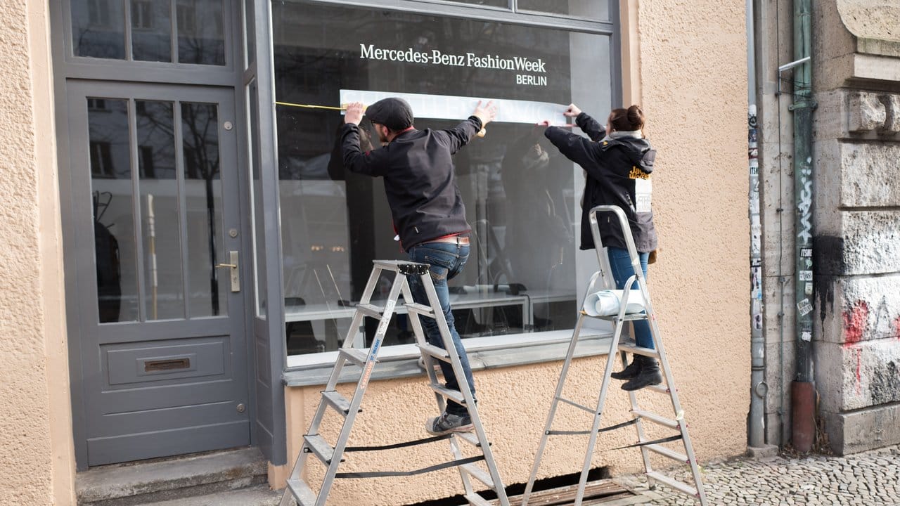 Das Kaufhaus Jandorf wird auf die Fashion Week vorbereitet.