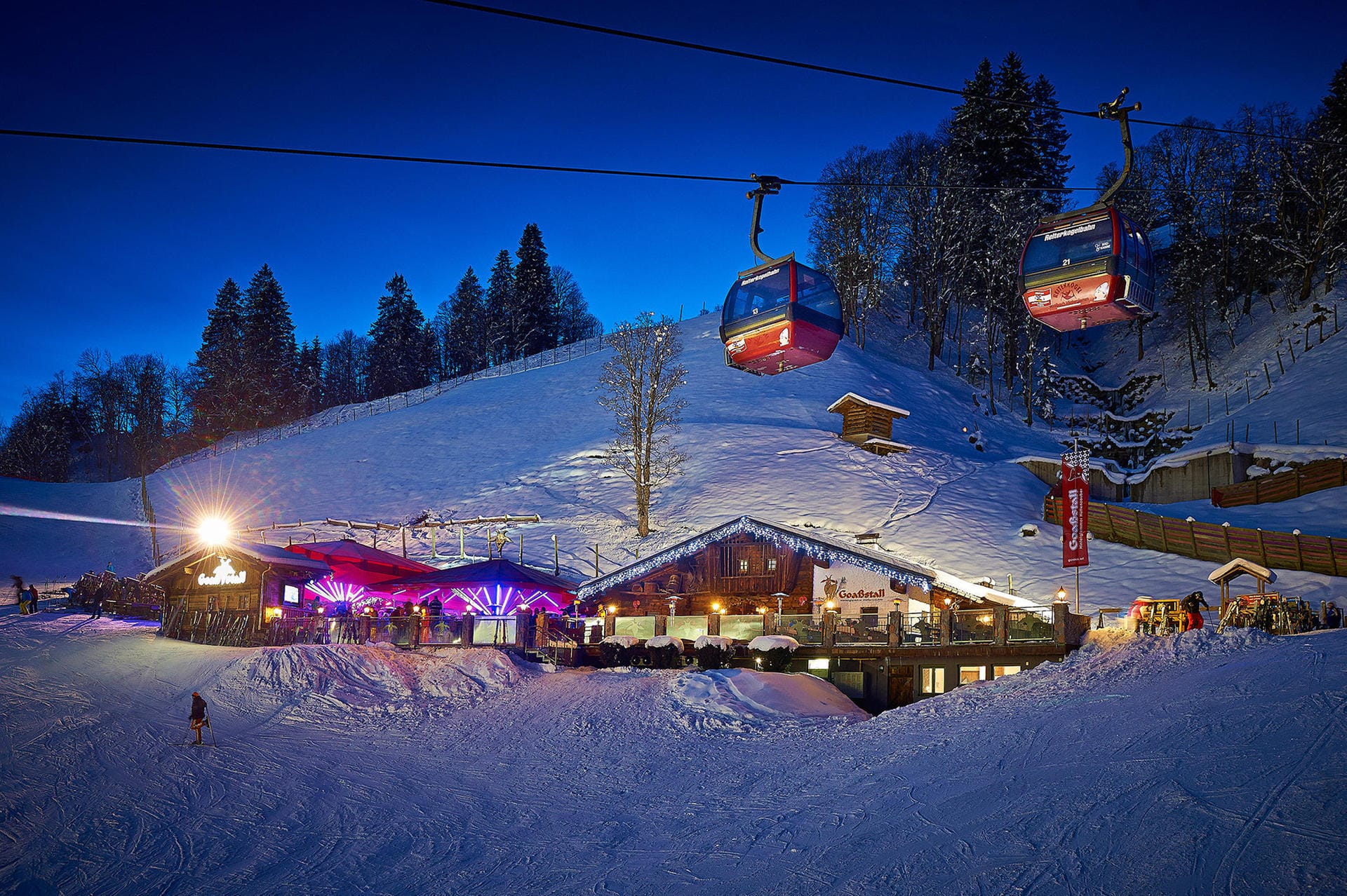 Im "Goaßstall", der wohl urigsten Hütte in Saalbach-Hinterglemm, geht es lebhaft zu. Sie gilt als der Treffpunkt im Skigebiet und zieht die Gäste in Scharen an. Jeder Tag steht ein neues Event auf dem Programm.