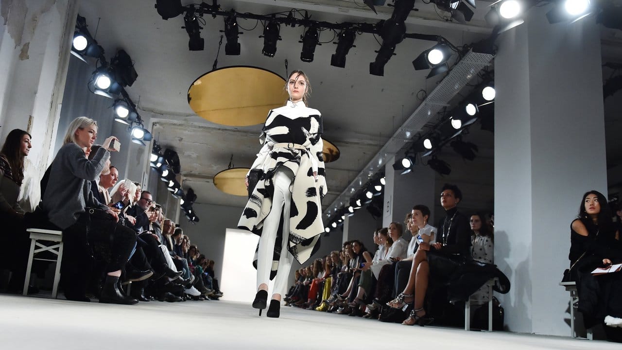 Dorothee Schumacher setzt auf Scwarz und Weiß: Ein Model im Zebra-Look.