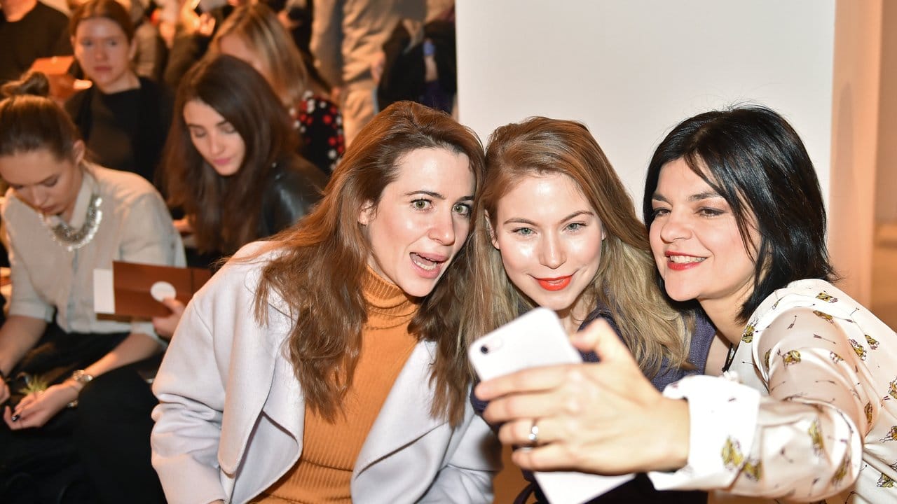 Die Schauspielerinnen Julia Malek (l-r), Nora von Waldstätten und Jasmin Tabatabei sind beim Start der Fashion Week dabei.