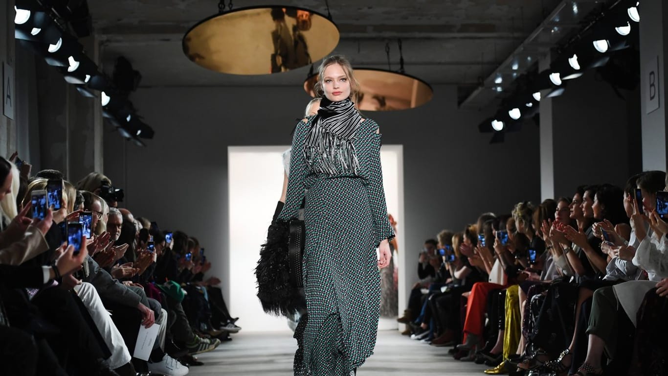 Es darf auch ruhig ein bisschen länger sein: Dorothee Schumacher zeigt ihre Kreationen bei der Mercedes-Benz Fashion Week im Rahmen der Berliner Modewoche.