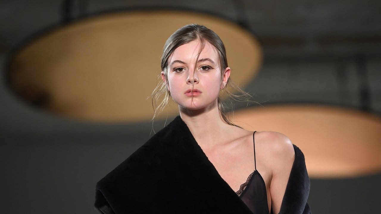 See now buy now: Einige Stücke aus der Kollektion von Dorothee Schumacher kann man sofort kaufen. See now buy now: Einige Stücke aus der Kollektion von Dorothee Schumacher kann man sofort kaufen.