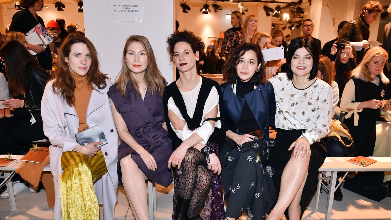 Prominente Fashion-Week-Besucher: Julia Malek (l-r), Nora von Waldstätten, Bibiana Beglau, Dorka Gryllus und Jasmin Tabatabei.