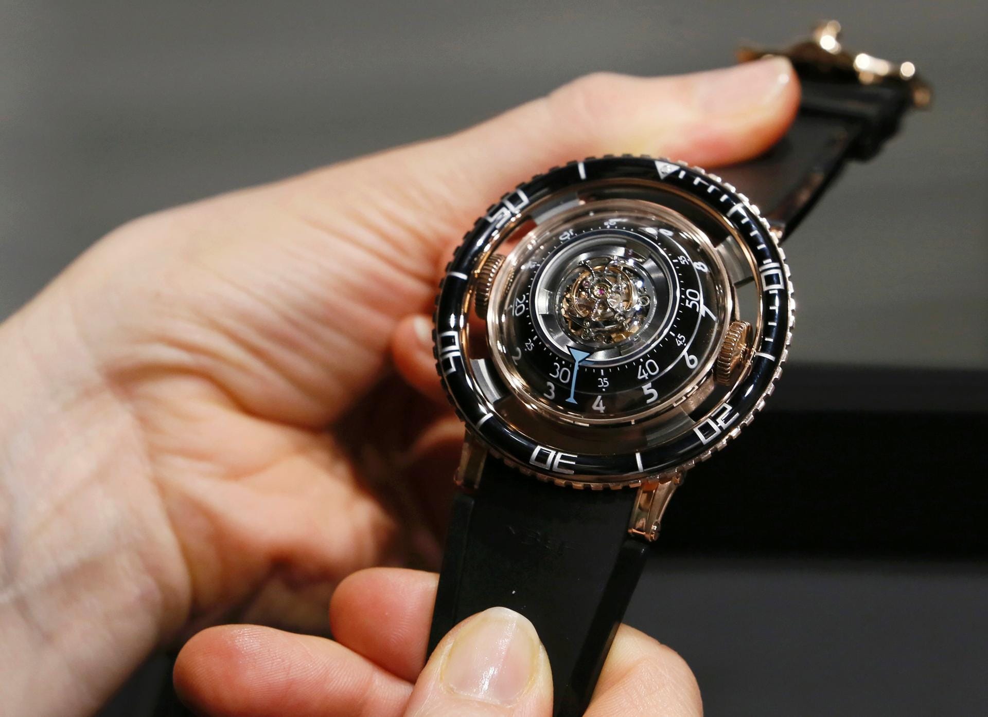 MB&F zeigt die HM7 Aquapod. Die Uhr mit fliegendem Tourbillon kostet bis zu 131.000 Euro.