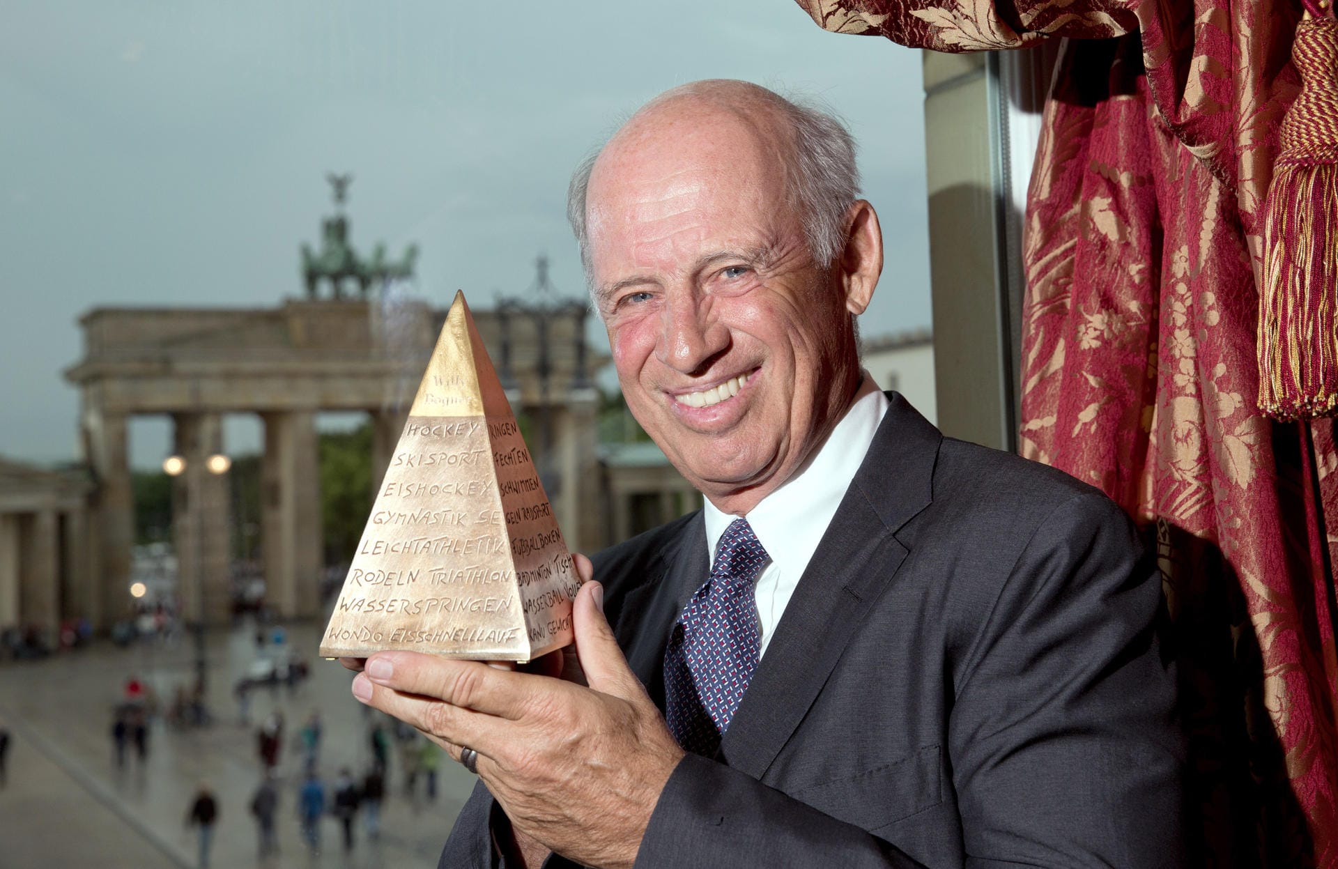 Der Unternehmer Willy Bogner wurde im Laufe seiner Karriere vielfach geehrt. Hier posiert er mit der Goldenen Sportpyramide von der deutschen Sporthilfe, die er 2013 erhielt.