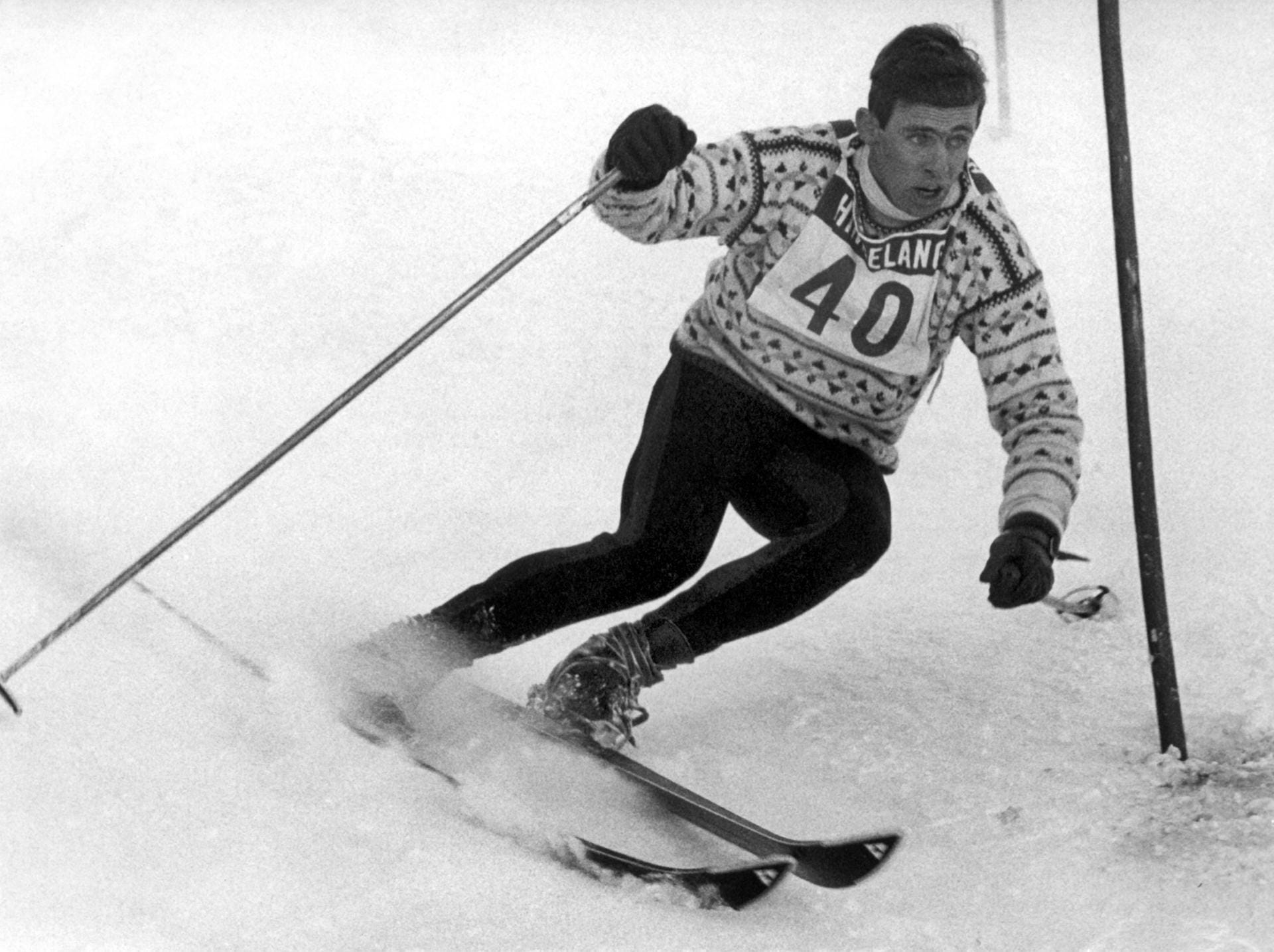 Auch als Skisportler hatte Bogner einige Erfolge: Mit 17 gewann er als erster Deutscher das Lauberhorn-Abfahrts-Rennen in Wengen und holte später mehrere Titel im Slalom und in der Kombination. Hier ist 1966 beim Slalom der Herren in Hindelang, Bayern, zu sehen.