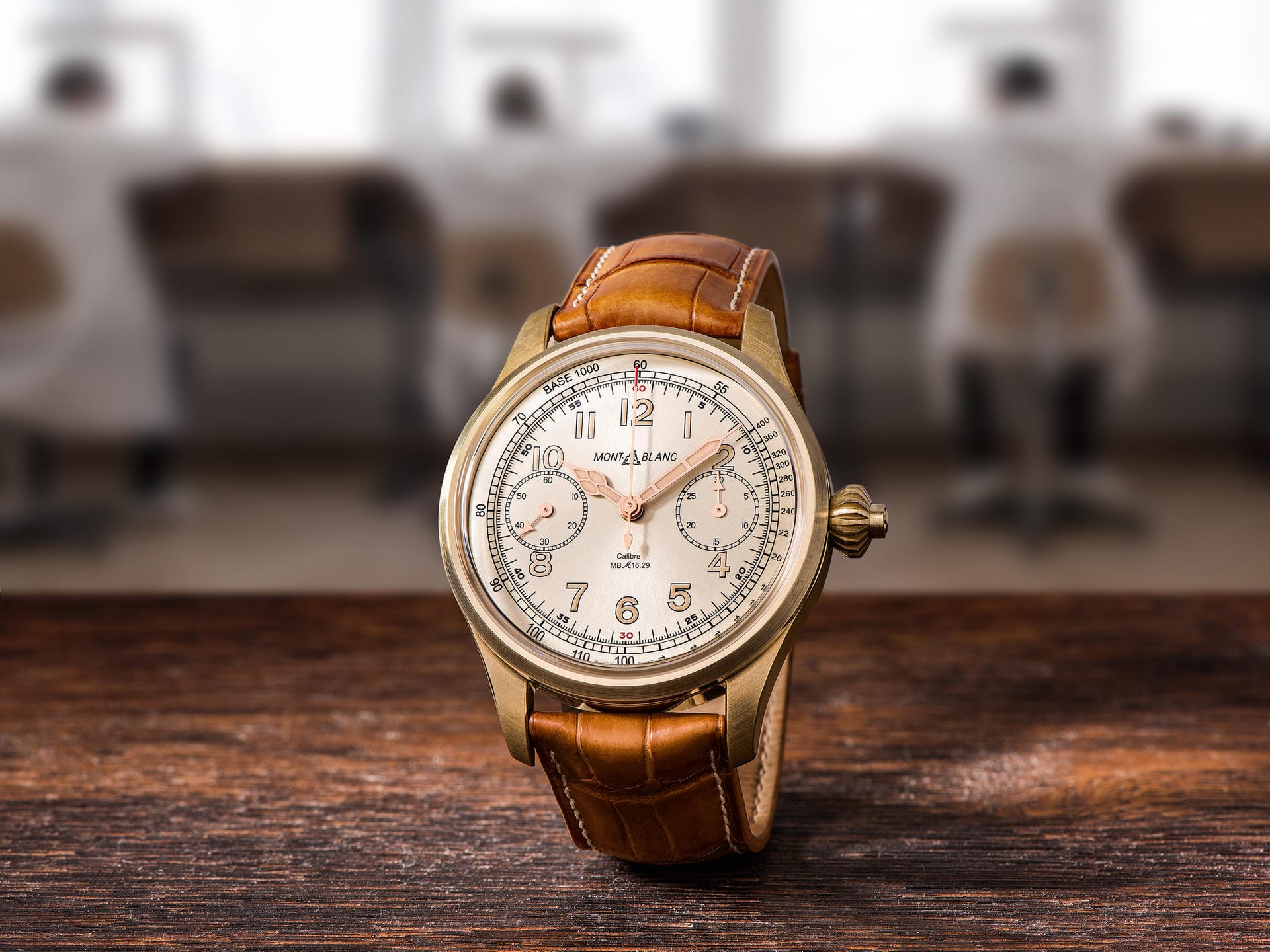 Uhren aus Bronze sind gerade schwer in Mode. Ein interessantes Modelle ist der 1858 Chronograph Tachymeter von Montblanc. 100 Exemplare soll es geben. Der Preis liegt bei rund 27.000 Euro pro Uhr.