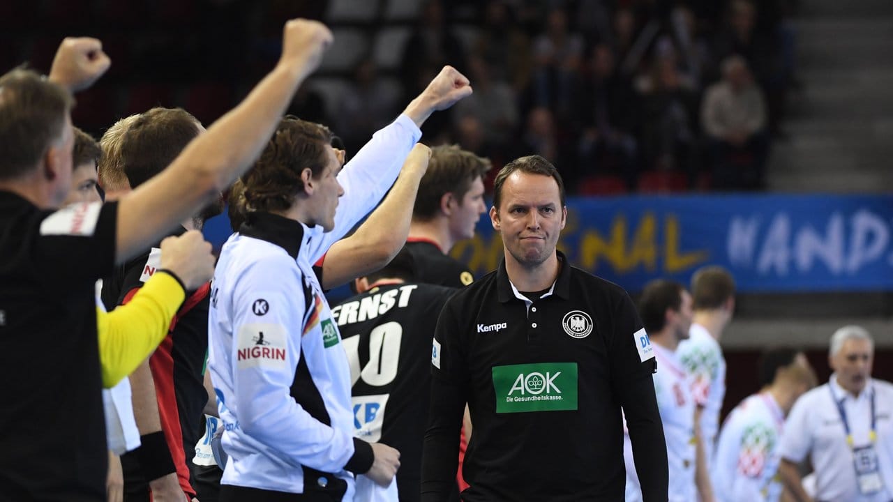 Die deutschen Bankspieler jubeln nach einem Treffer, Trainer Dagur Sigurdsson bleibt gelassen.