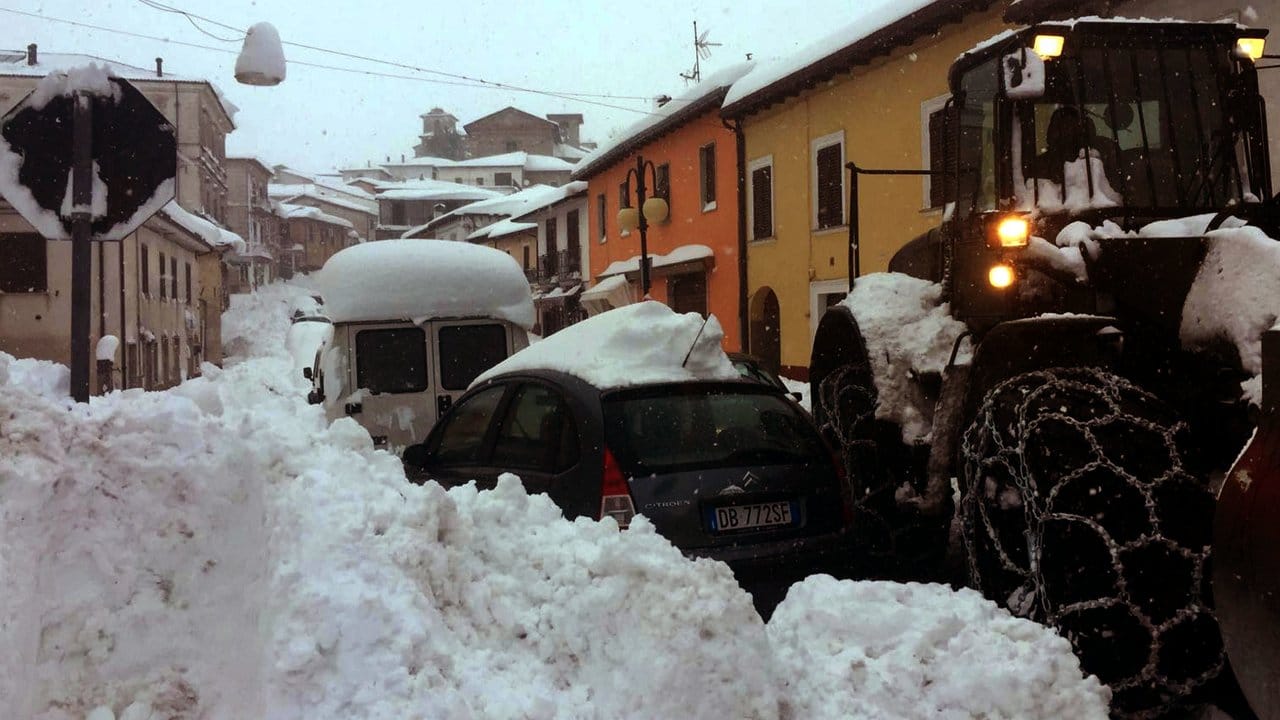 Schneemassen auf den Straßen behindern in L'Aquila den Verkehr. Schneemassen auf den Straßen behindern in L'Aquila den Verkehr.