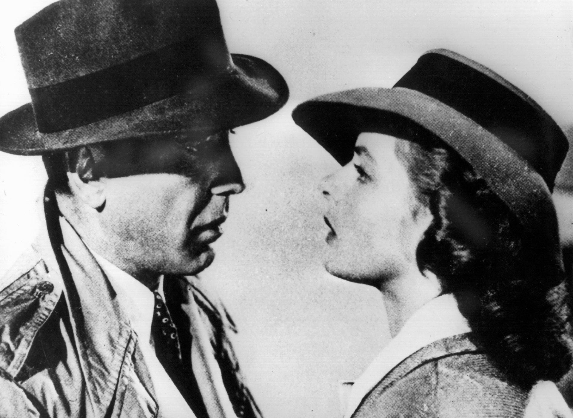 Zu absolutem Kultstatus schaffte es Rick (Humphrey Bogart) in "Casablanca", der Ilsa (Ingrid Bergman) voller Liebe ins Ohr hauchte: "Ich schau' dir in die Augen, Kleines."